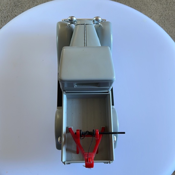 Vintage Road Legends 1/18 92257-1934 Ford Pick-up Wrecker-Grey. - Picture 4 of 13